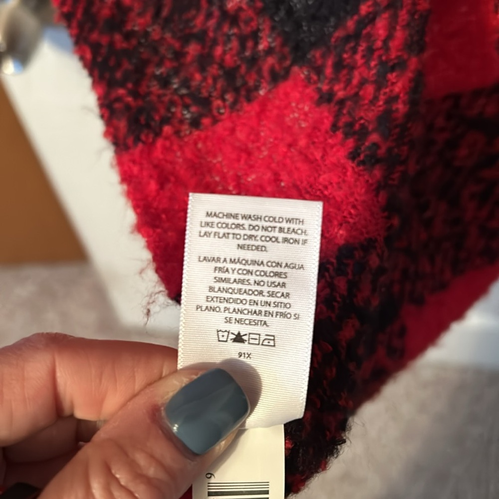 Buffalo plaid cape/scarf. Red/Black with fringe, excellent condition - Picture 5 of 6